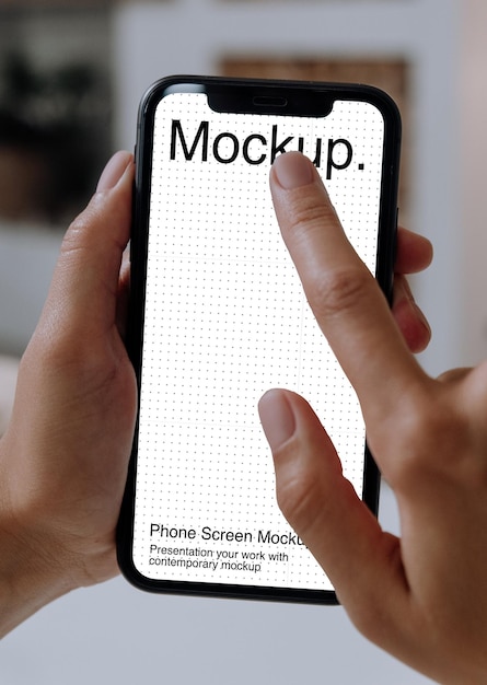 Jemand benutzt ein smartphone mit bildschirm-mockup