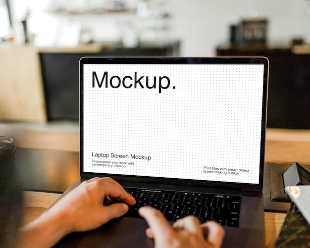 Jemand schreibt auf einem Laptop mit Bildschirmmodell