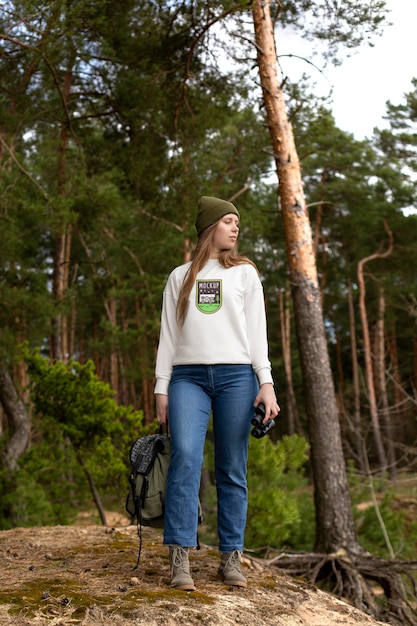 Jeune adulte portant un t-shirt de vêtements forestiers