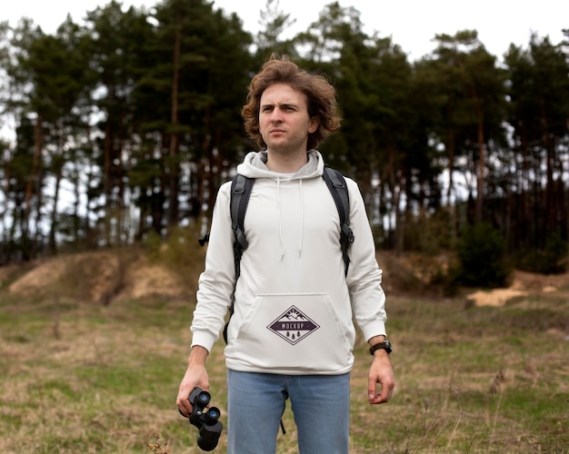 Jeune adulte portant un t-shirt de vêtements forestiers