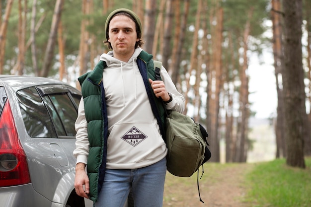 PSD jeune adulte portant un t-shirt de vêtements forestiers