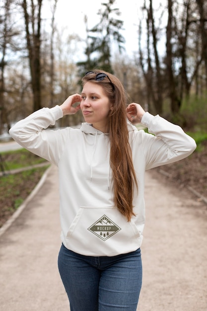 Jeune adulte portant un t-shirt de vêtements forestiers