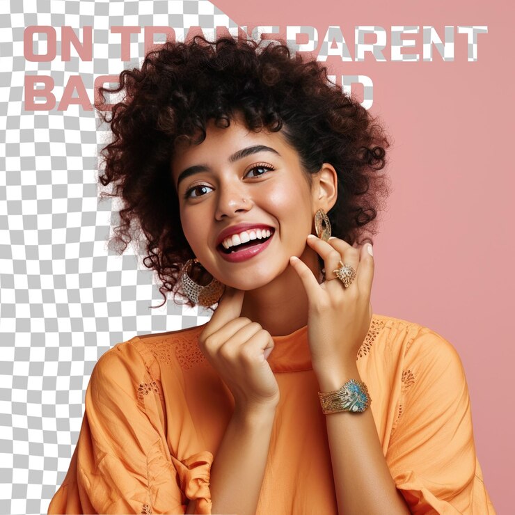PSD une jeune adulte ressentimentée avec des cheveux kinky de l'ethnie scandinave vêtue de vêtements de joaillerie pose dans un style de rire avec la main couvrant la bouche contre un fond de corail pastel