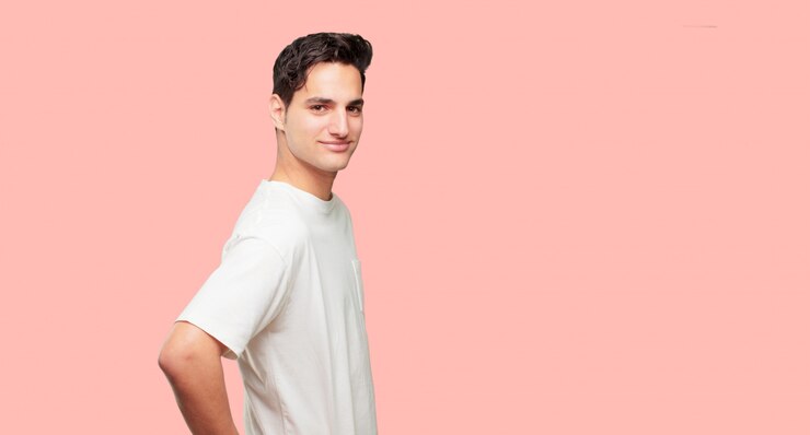 PSD jeune bel homme avec un regard fier, satisfait et heureux