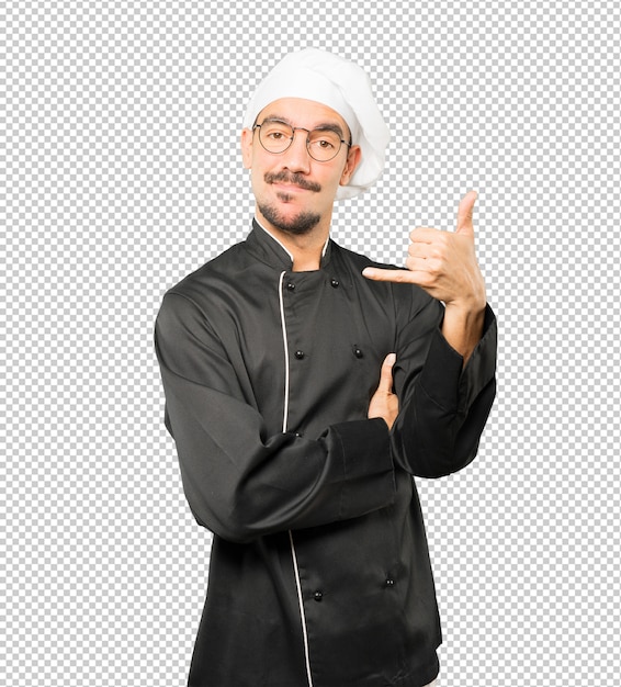 Jeune chef hésitant faisant un geste d'appel avec la main