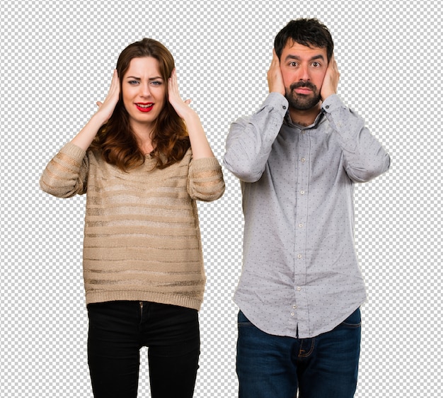 Jeune couple couvrant leurs oreilles