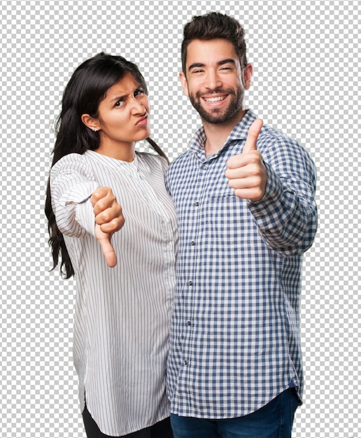 Jeune couple faisant un symbole contradictoire