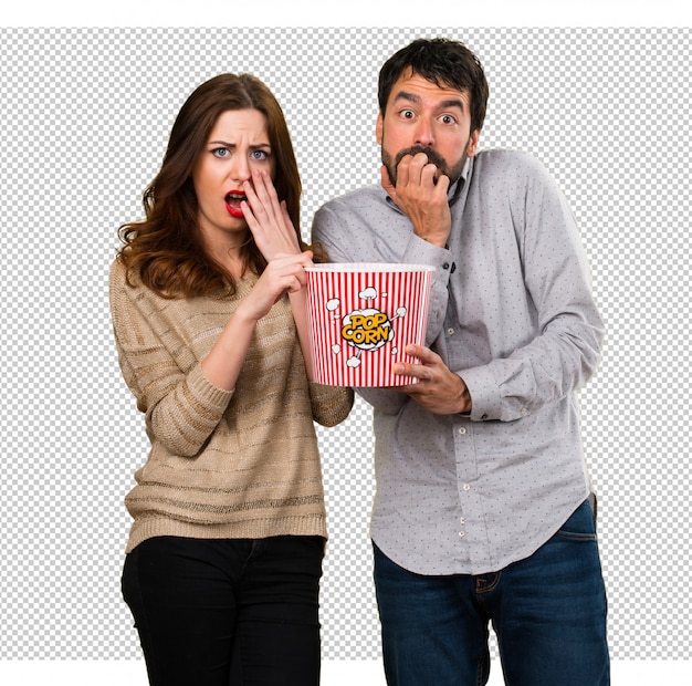 Jeune couple, manger, popcorns