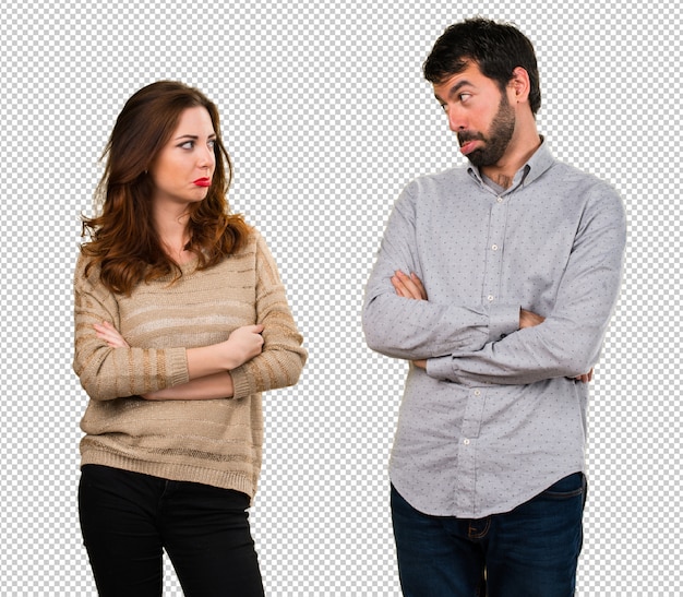 Un jeune couple triste.