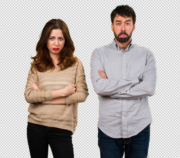 Un jeune couple triste.