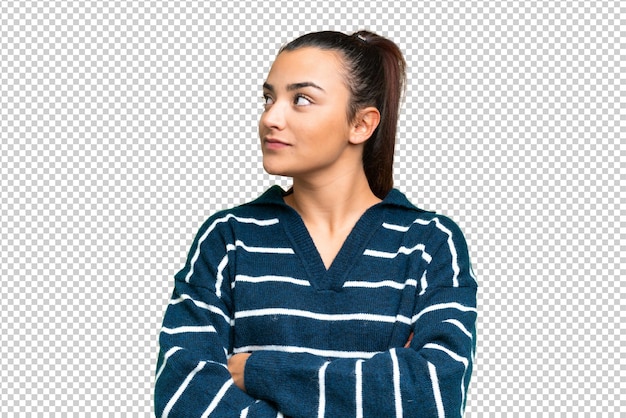 Jeune femme de beauté sur un fond de clé chrome isolé regardant de côté