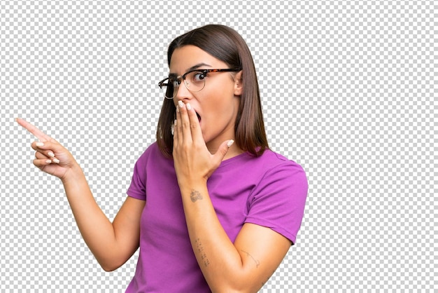Jeune femme de beauté sur un fond de clé chrome isolé