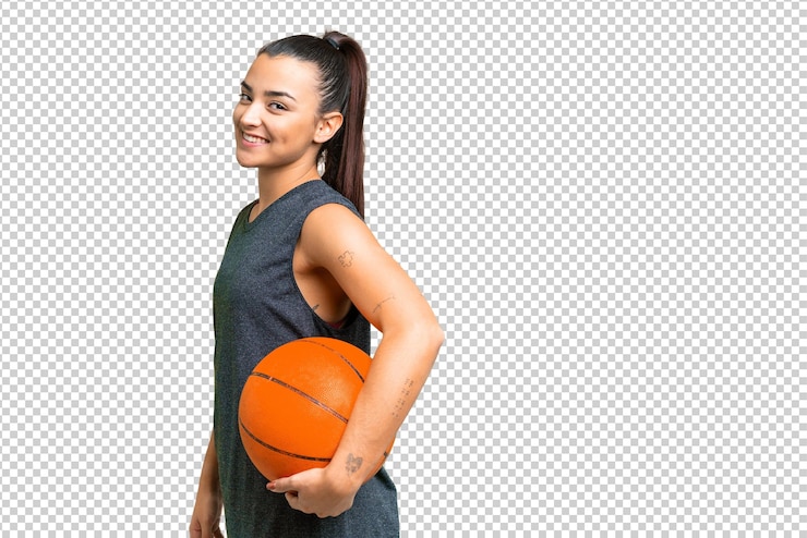 PSD jeune femme de beauté sur le fond isolé de chroma clé jouant au basket-ball