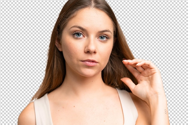 Jeune femme blonde sur un fond chromatique isolé Portrait en gros plan