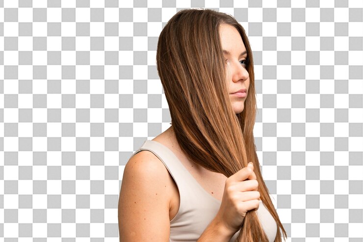 PSD une jeune femme blonde sur un fond chromatique isolé touchant ses cheveux portrait en gros plan