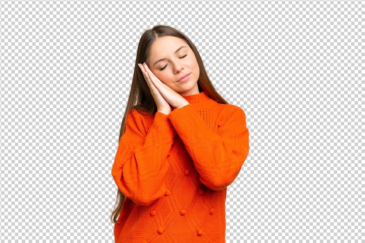 PSD une jeune femme blonde sur un fond de clé chrome isolé fait un geste de sommeil dans une expression dorable