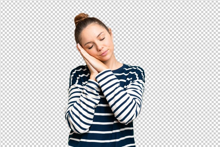 PSD une jeune femme blonde sur un fond de clé chrome isolé fait un geste de sommeil dans une expression dorable