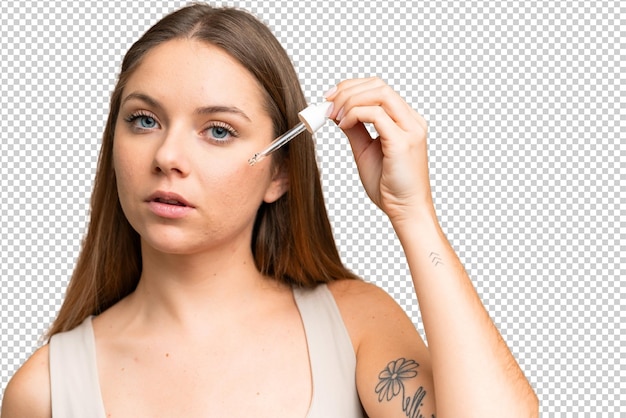 Jeune femme blonde sur fond de clé chrome isolée tenant un sérum Portrait en gros plan