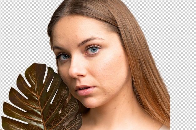 Jeune femme blonde sur fond de clé chromée isolée tenant une feuille de palmier Portrait en gros plan