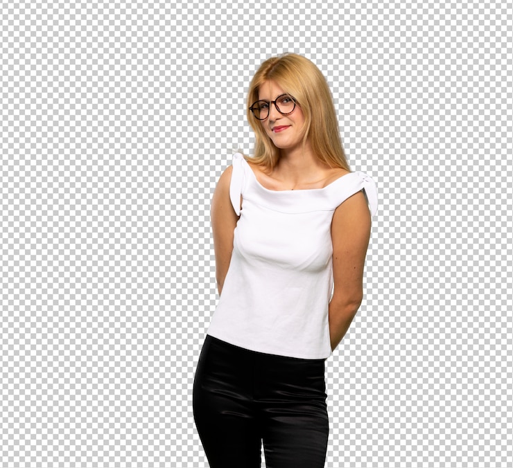 PSD jeune femme blonde avec des lunettes et heureuse