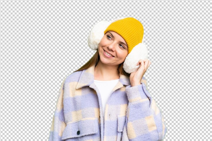 PSD une jeune femme blonde portant des mouchoirs d'hiver sur un fond de clé chrome isolé pensant à une idée