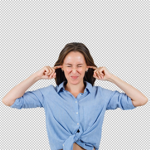 Une jeune femme bouche les oreilles avec ses doigts dans une chemise bleue et a l'air agacée.
