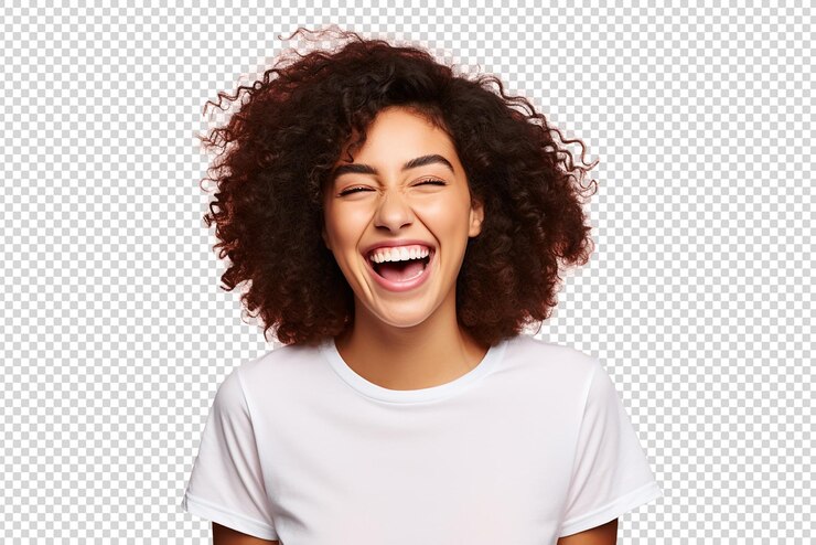 PSD une jeune femme heureuse isolée sur un fond transparent