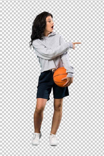 PSD jeune femme jouant au basketball surpris et pointant le côté