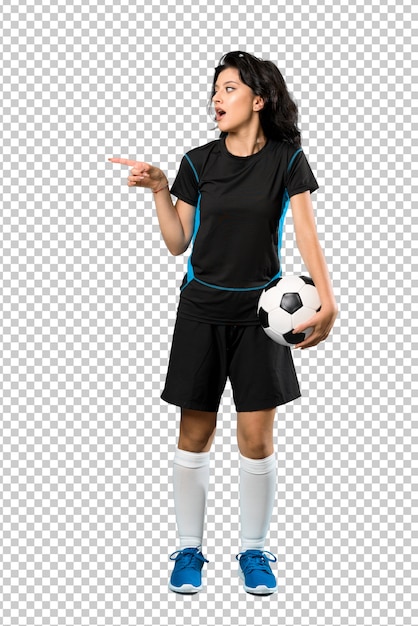 PSD jeune femme de joueur de football surprise et pointant le doigt sur le côté