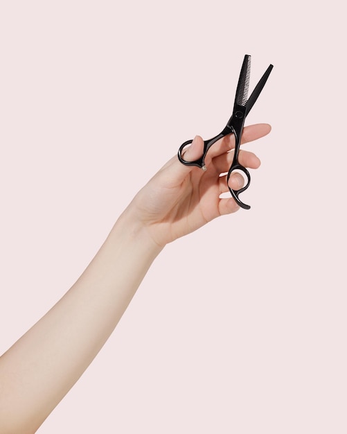 Jeune femme main tenant des ciseaux de coupe Concept pour les salons de beauté et les coiffeurs des salons de coiffure