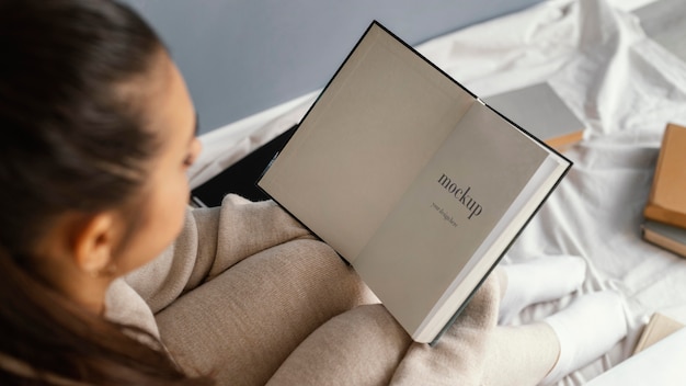 Jeune Femme Avec Maquette De Livre