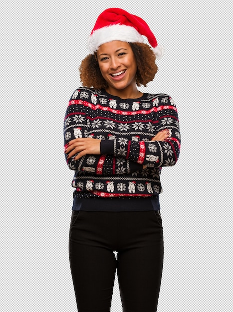 Jeune Femme Noire Dans Un Pull De Noël à La Mode Avec Une Impression Croisée Des Bras, Souriante Et Détendue