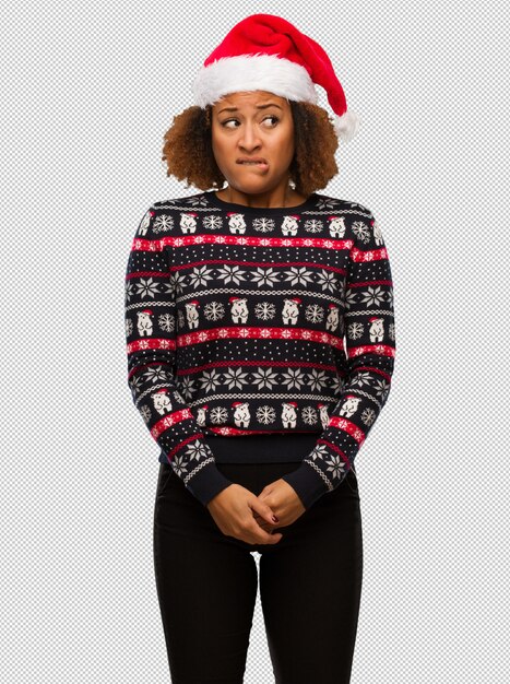 PSD jeune femme noire dans un pull de noël à la mode avec une impression pensant à une idée