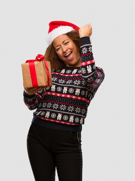 Jeune femme noire tenant un cadeau au jour de Noël qui ne se rend pas
