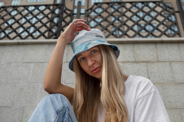 PSD jeune femme portant une maquette de chapeau de seau