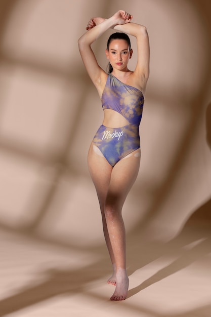 Jeune femme portant une maquette de maillot de bain