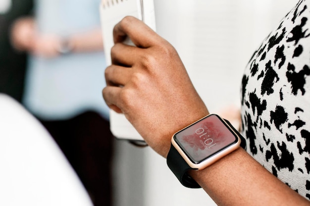 Jeune Femme Portant Une Maquette De Smartwatch