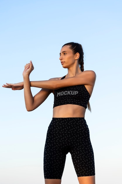 Jeune femme portant une maquette de vêtements de sport