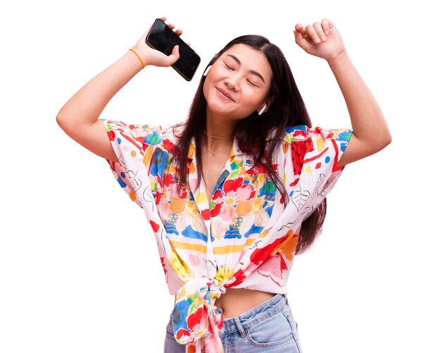 PSD une jeune femme de taille moyenne pose dans un studio.