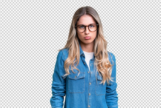 Jeune femme uruguayenne sur un fond isolé avec une expression triste