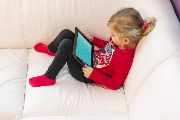 PSD jeune fille à l'aide de tablette