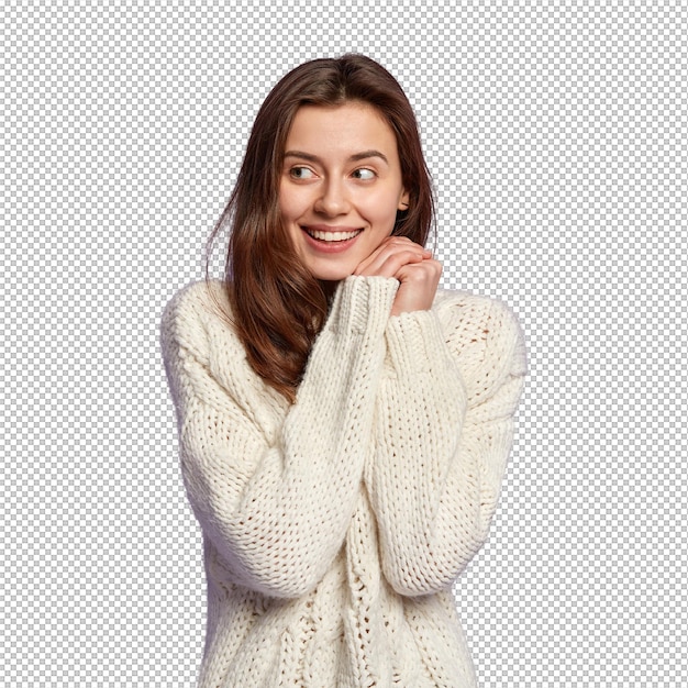 Une jeune fille blanche joyeuse tient les mains ensemble près du visage regarde positivement de côté n'a pas de maquillage peau saine porte un pull blanc se tient sur un mur violet avec un espace vide pour votre promotion