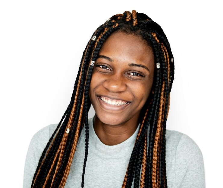 PSD jeune fille de descente africaine avec des dreadlocks en souriant