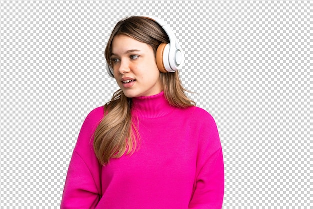 Jeune fille isolée sur chroma key écoute de la musique en arrière-plan