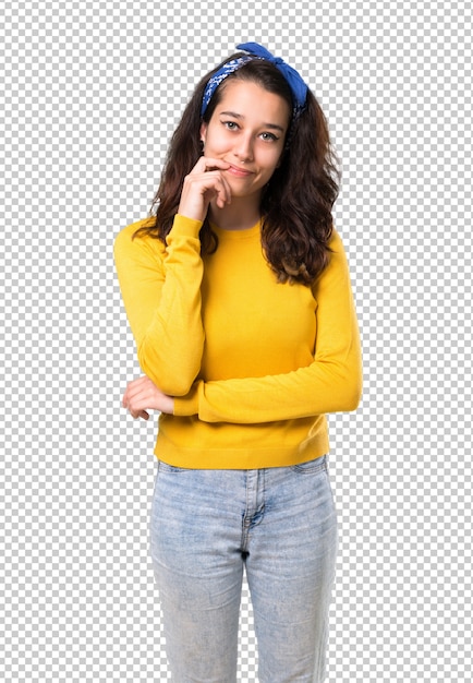 PSD jeune fille avec un pull jaune et un bandana bleu sur la tête en souriant avec une expression douce