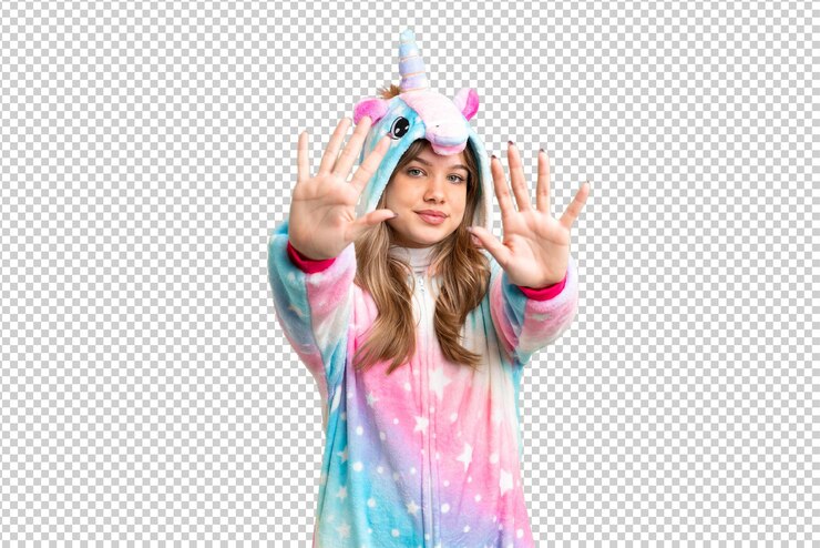 PSD jeune fille en pyjama de licorne sur fond de clé chromée isolée comptant dix avec les doigts