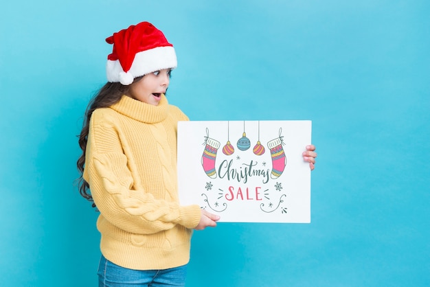 Jeune Fille Regardant Surpris à La Vente De Noël