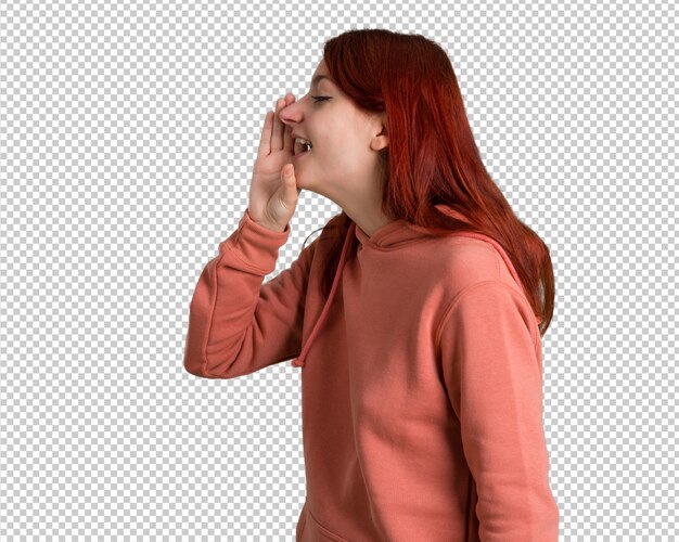 PSD jeune fille rousse avec un sweat-shirt rose criant avec la bouche grande ouverte sur le côté