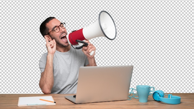 Jeune homme assis à son bureau et utilisant un mégaphone