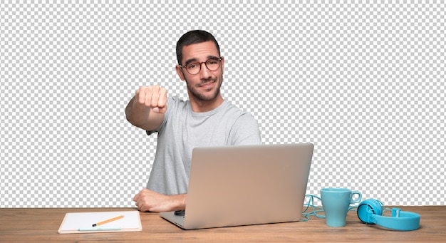 Jeune homme assis à son bureau